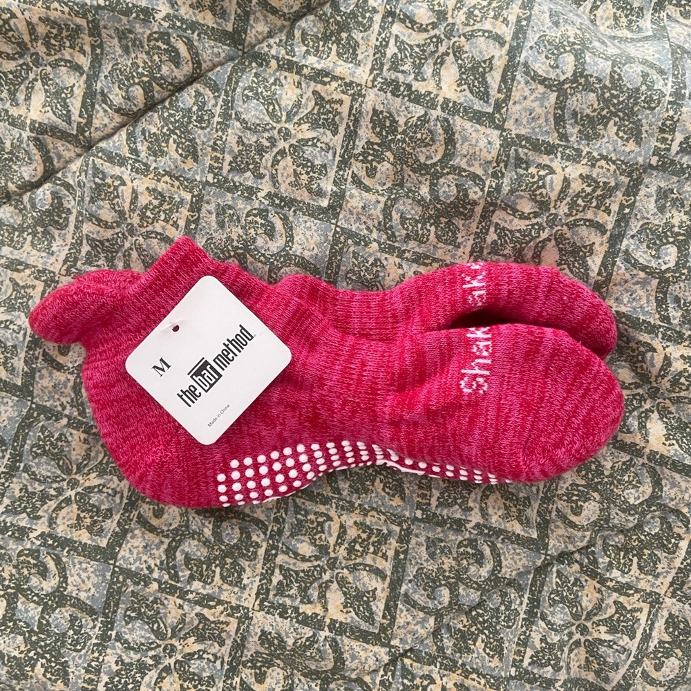 NWT Bar Method barre sock size M medium dark pink